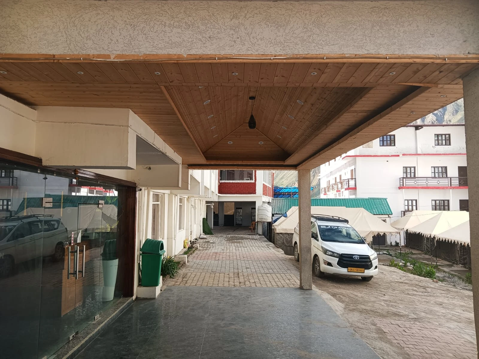 Hotel New Urvashi Badrinath [Basementparking]