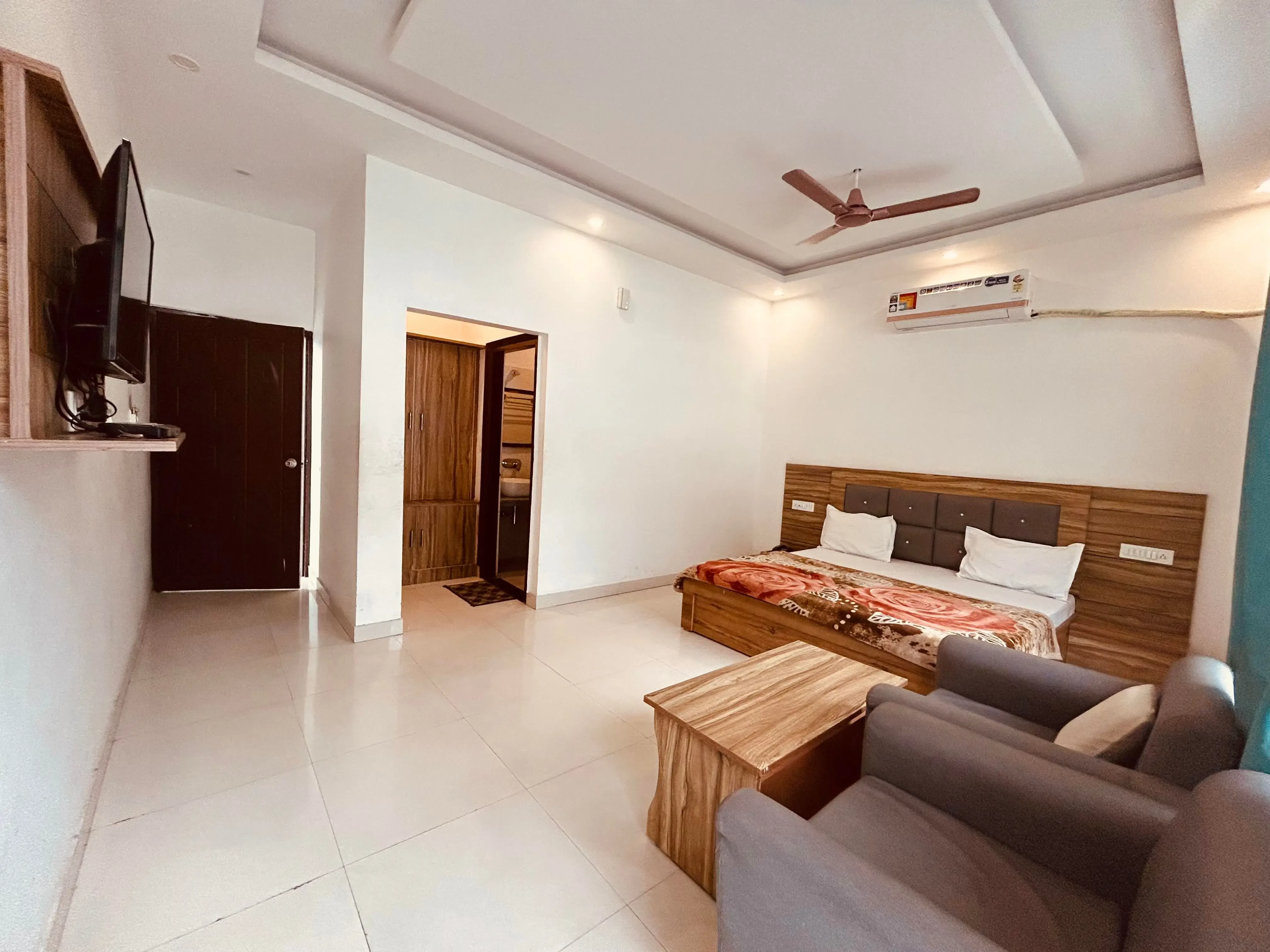 Alaknanda Motel And Restaurant Rudraprayag [Air Conditioning Unit Inside The Room]
